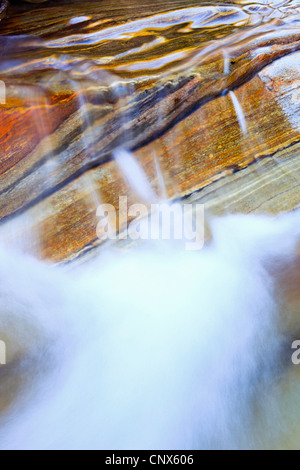 Wasser läuft über den Rand eines Felsens in den Fluss Verzasca in Valle Verzasca, Verzascatal, der Schweiz, Ticino Stockfoto