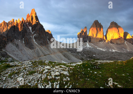 beeindruckende Gebirgsbildung mit "Paternkofel" (2744 m) und "The Tre Cime di Lavaredo" ("Drei Zinnen" / "Big Peak" 2999 m) im Morgenlicht, Italien, Südtirol, Dolomiten Stockfoto