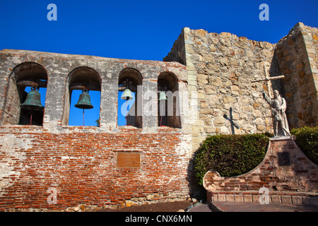 Mission San Juan Capistrano Kirche Wand Glocken Ruinen Rosengarten Stockfoto