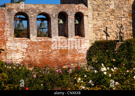 Mission San Juan Capistrano Kirche Wand Glocken Ruinen Rosengarten Stockfoto