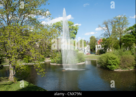 Teich mit Springbrunnen im Türkenschanzpark, Wien, Österreich