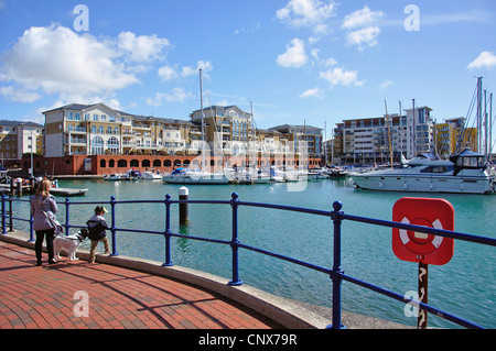 Marina Gehweg in Sovereign Harbour, Eastbourne, East Sussex, England, Vereinigtes Königreich Stockfoto