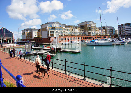 Marina Gehweg in Sovereign Harbour, Eastbourne, East Sussex, England, Vereinigtes Königreich Stockfoto