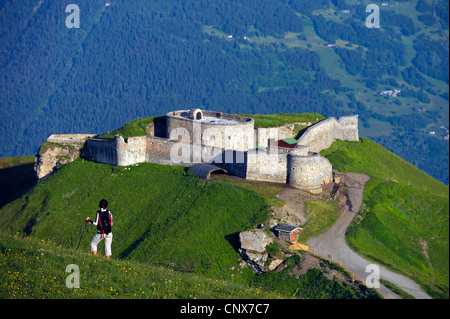 weibliche Wanderer über Platte Schloss De La France, Savoie Stockfoto