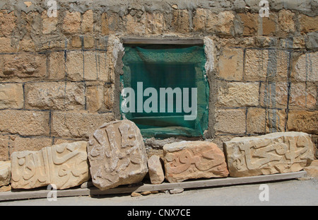 Steinblöcke mit antiken Inschriften. Architektonisches Detail der Kreuzfahrerburg Montreal (Shobak Burg). Shoubak, Jordanien Stockfoto