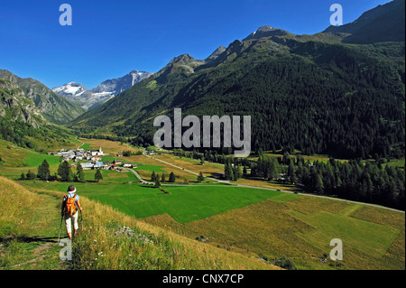 weibliche Wanderer im Tal von Champagny, Frankreich, Savoyen, Nationalparks Vanoise Stockfoto