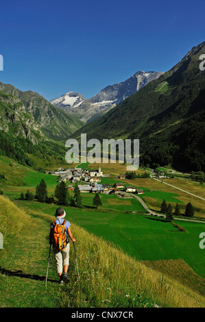 weibliche Wanderer im Tal von Champagny, Frankreich, Savoyen, Nationalparks Vanoise Stockfoto