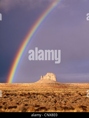 Ein Regenbogen füllt den Himmel über den Navajo-Reservat im nördlichen Arizona Stockfoto
