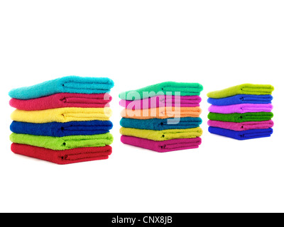 Farbige Handtücher vor einem weißen Hintergrund isoliert Stockfoto