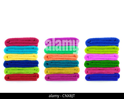 Farbige Handtücher vor einem weißen Hintergrund isoliert Stockfoto