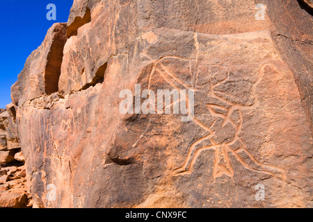 Rock-Gravur eines Jägers mit Pfeil und Bogen in die steinerne Wüste Wadi Mathendous, Libyen, Sahara Stockfoto