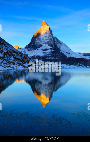 Matterhorn bei Sonnenaufgang spiegelt im See Riffel, Riffelsee, Schweiz, Wallis Stockfoto