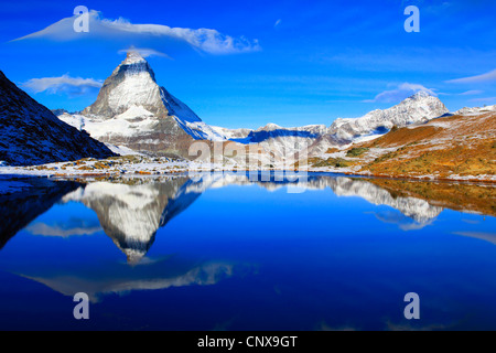 Matterhorn Schlüpflinge im See Riffel, Riffelsee, Schweiz, Wallis Stockfoto