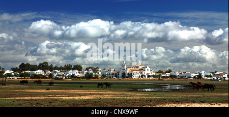 Platzieren Sie Wallfahrtsort El Rocío im Herbst, am Rand von Coto de Donana Nationalpark, Spanien, Andalusien, Coto De Donana Nationalpark Stockfoto