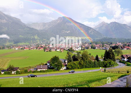 Blick auf Oberstdorf und Regenbogen, Schattenberg und Schattenberg-Schanze, Deutschland, Bayern, Oberallgäu, Oberstdorf Stockfoto