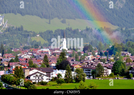 Blick auf Oberstdorf und Regenbogen, Deutschland, Bayern, Oberallgäu, Oberstdorf Stockfoto