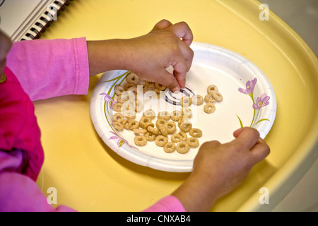 Mit Cheerios, blinden und sehbehinderten Kind lernt den Buchstaben "o-durch berühren an der blinden Kinder Learning Center in Santa Ana. Stockfoto