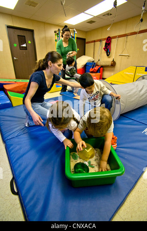 Blinde und sehbehinderte Kinder sieben Sand um die taktile Wahrnehmung bei blinden Kindern Learning Center zu verbessern. Stockfoto