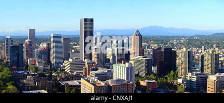 Portland Oregon Skyline bei Sonnenuntergang mit Mount St. Helen's & Mt. Adams im Hintergrund aus den westlichen Hügeln gesehen. Stockfoto