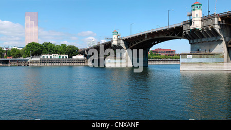 U.S. Bancorp Tower & die Morrison-Brücke, Portland OR., Panorama. Stockfoto