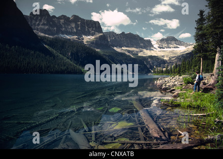 Kristallklares Wasser an der Küste am Fuße des wunderschönen Rocky Mountains Stockfoto