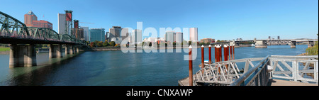 Ein Panorama der Skyline von Portland Oregon & zwei Brücken. Stockfoto