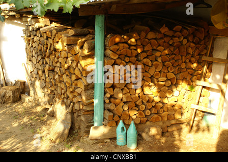 Stücke von Brand Holzstapel, fein säuberlich gestapelt. Stockfoto