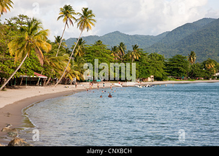 Purple Turtle Beach ist ein beliebter Abend schwimmen mit Einheimischen von Portsmouth auf Dominica West Indies Stockfoto