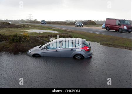 Ford Focus Titanium in gefluteten Graben nach Verlust der Kontrolle auf nasser Fahrbahn 2012 Stockfoto