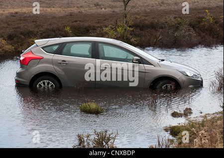 Ford Focus Titanium in gefluteten Graben nach Verlust der Kontrolle auf nasser Fahrbahn 2012 Stockfoto