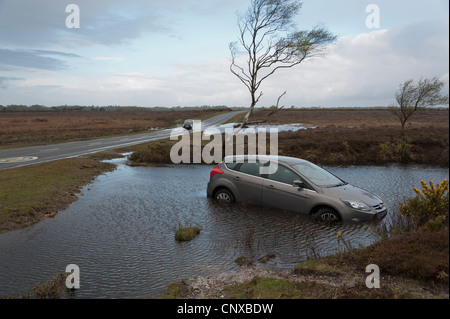 Ford Focus Titanium in gefluteten Graben nach Verlust der Kontrolle auf nasser Fahrbahn 2012 Stockfoto