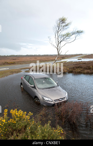 Ford Focus Titanium in gefluteten Graben nach Verlust der Kontrolle auf nasser Fahrbahn 2012 Stockfoto