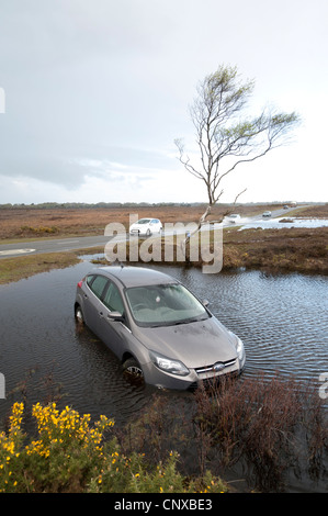 Ford Focus Titanium in gefluteten Graben nach Verlust der Kontrolle auf nasser Fahrbahn 2012 Stockfoto