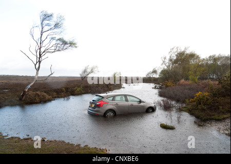 Ford Focus Titanium in gefluteten Graben nach Verlust der Kontrolle auf nasser Fahrbahn 2012 Stockfoto