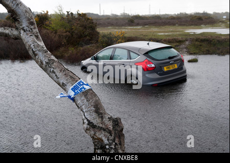 Ford Focus Titanium in gefluteten Graben nach Verlust der Kontrolle auf nasser Fahrbahn 2012 Stockfoto