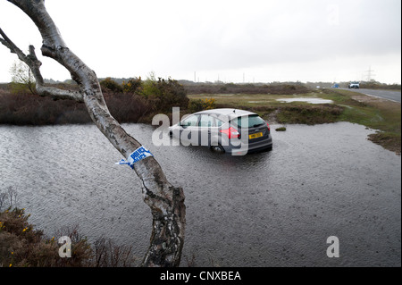 Ford Focus Titanium in gefluteten Graben nach Verlust der Kontrolle auf nasser Fahrbahn 2012 Stockfoto