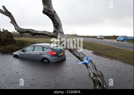 Ford Focus Titanium in gefluteten Graben nach Verlust der Kontrolle auf nasser Fahrbahn 2012 Stockfoto