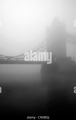 Tower Bridge eingehüllt in Nebel, City of London, UK Stockfoto