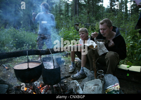 Touristen am Lagerfeuer kochen, während ein trekking im Altai-Gebirge, Russland. Stockfoto