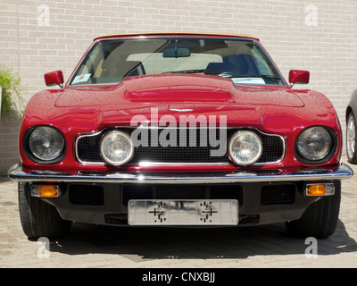 Klassisch rot Aston Martin DBS V8 Modell wie in den siebziger und achtziger Jahren produziert. Vorderansicht Stockfoto