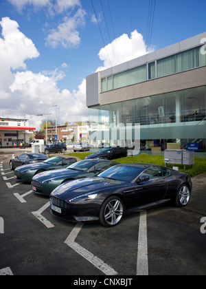 Aston Martin Händler in Antwerpen, Belgien, mit verschiedenen Modellen, die vor der Tür geparkt Stockfoto