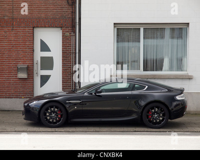 Schwarze Aston Martin mit schwarzen Rädern geparkt in einer Straße in Antwerpen, Belgien Stockfoto