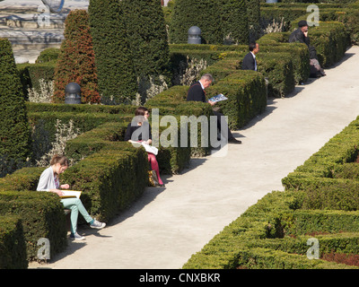 Menschen lesen im Park Kunstberg, Brüssel Stadtzentrum, Belgien Stockfoto