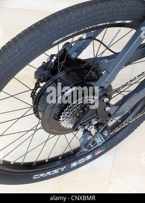 Elektromotor in Hinterradnabe des Fahrrads oder leichte Motorrad eingebaut. Stockfoto