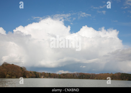 Cumulonimbus Dusche Wolke über Talkin Tarn in der Nähe von Carlisle, Cumbria, Endland UK. Stockfoto