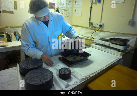 Käseherstellung auf Curworthy Farm Devon - Wachsschicht gereiften Käse Stockfoto