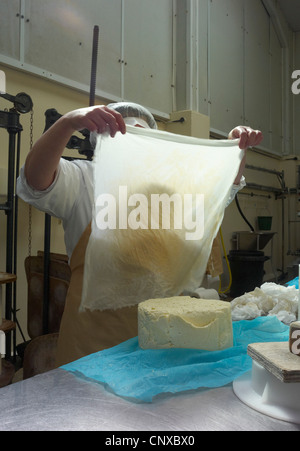 Käse machen bei Curworthy Farm Devon - Umhüllung Quark vor dem Verlassen der Käses reift Stockfoto