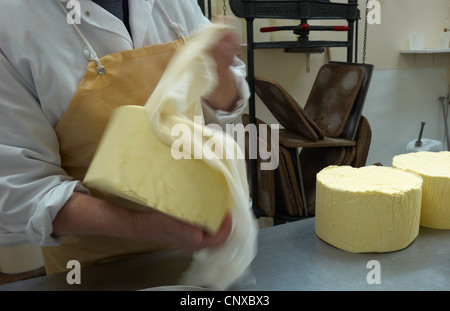 Käseherstellung auf Curworthy Farm Devon - un - Tuch einwickeln, vor dem Verlassen des Käses reift Stockfoto