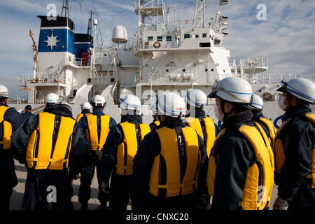 Japanische Küstenwache suchen unter Wasser die Leichen der Opfer des Tsunami March2011 im Hafen von Kesennuma, Tohoku, Japan. Stockfoto