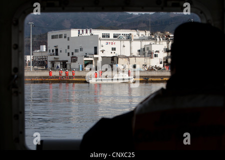 Japanische Küstenwache suchen unter Wasser die Leichen der Opfer des Tsunami March2011 im Hafen von Kesennuma, Tohoku, Japan. Stockfoto